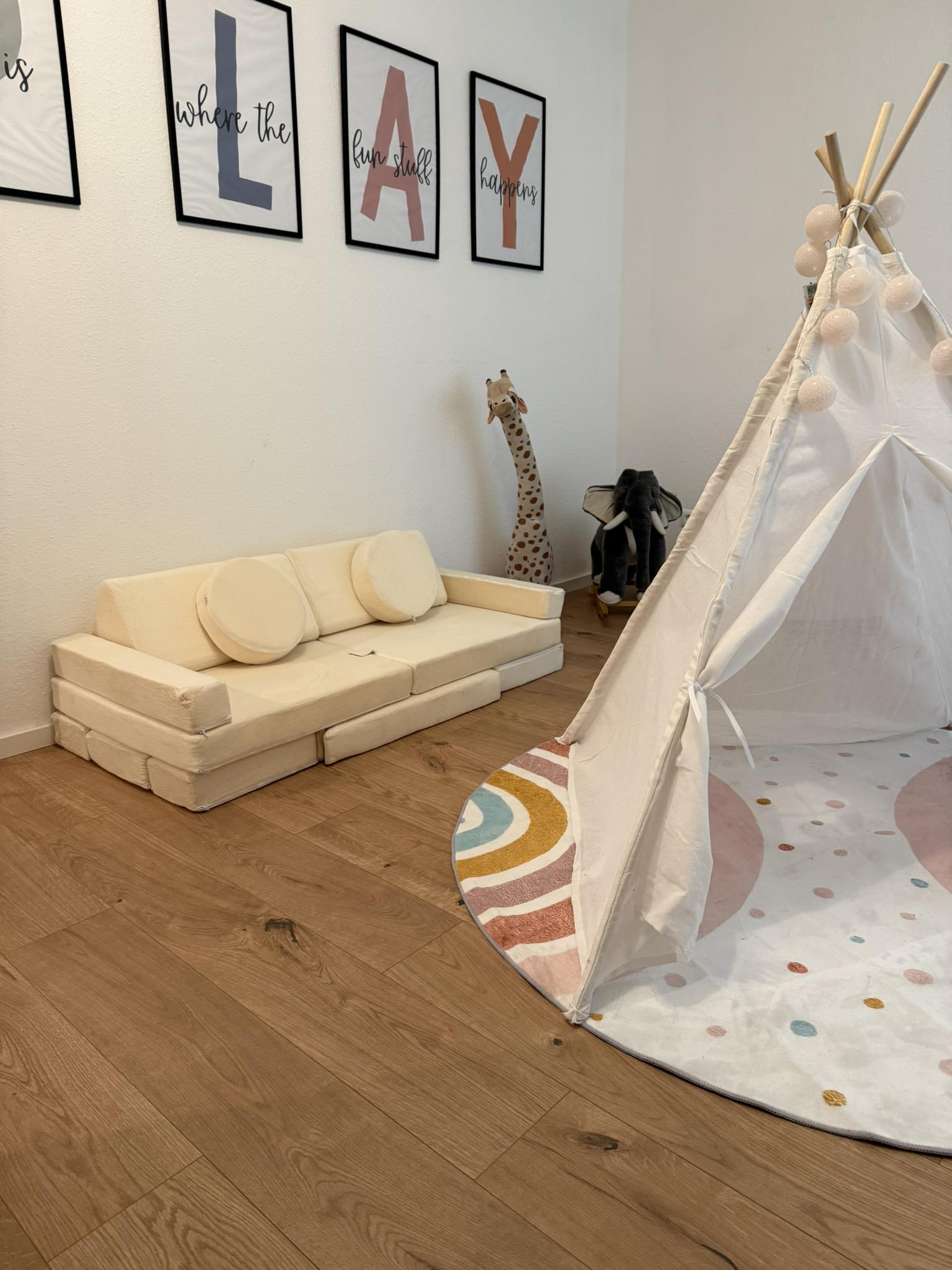 Gemütliche Kuschelecke mit Tipi-Zelt, Mamoi-Schaumstoff-Couch und weichen Kuscheltieren